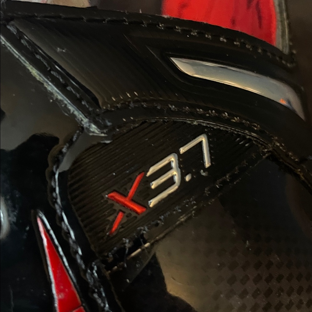 Bauer Vapor X3.7 Skates in Black and Red - Picture 5 of 7